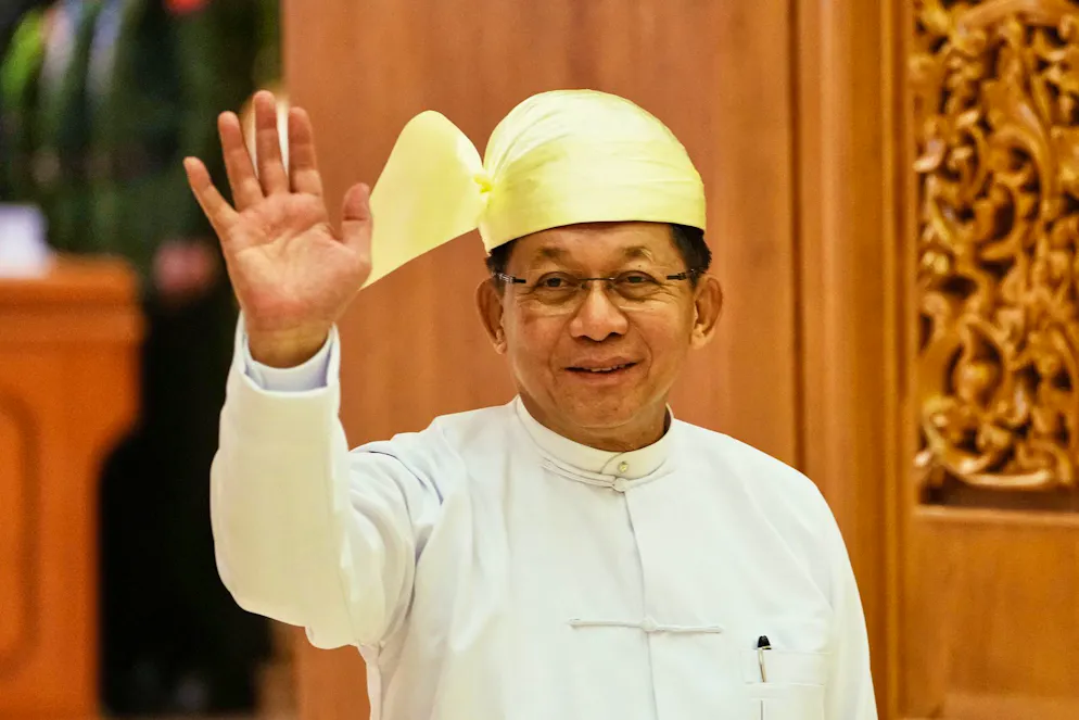Le président nouvellement élu du Myanmar, Min Aung Hlaing, salue la foule en quittant le Parlement de l'Union après la cérémonie de prestation de serment à Naypyidaw, au Myanmar, le vendredi 10 avril 2026. (Photo AP/Aung Shine Oo)