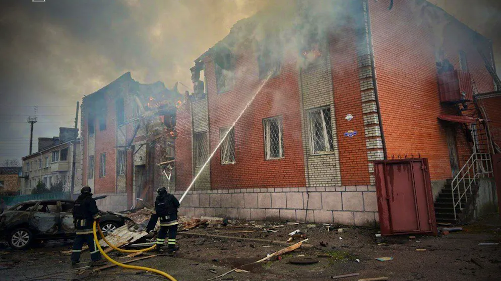 Rettungskräfte löschen nach einem russischen Angriff einen Brand im Gebiet Tschernihiw. (7. April 2026)