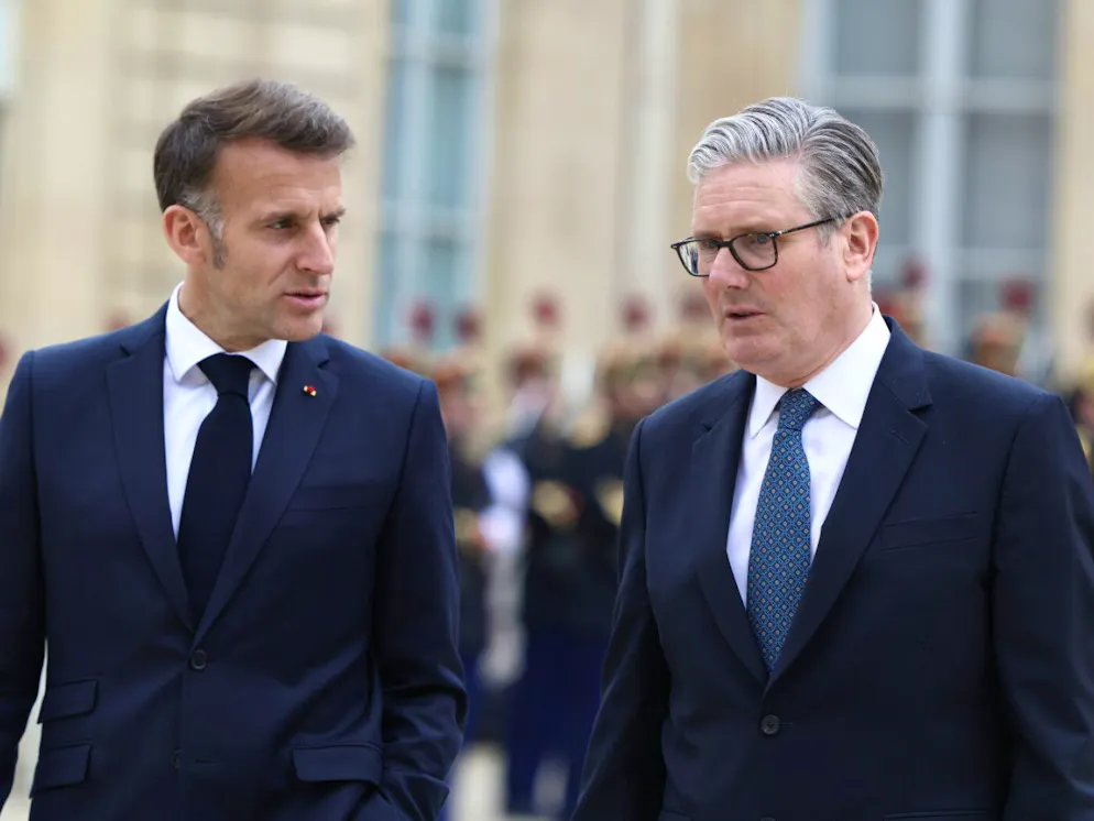 Der britische Premierminister Keir Starmer (r) und der französische Präsident Emmanuel Macron verlassen nach dem Gipfel den Elysee-Palast.