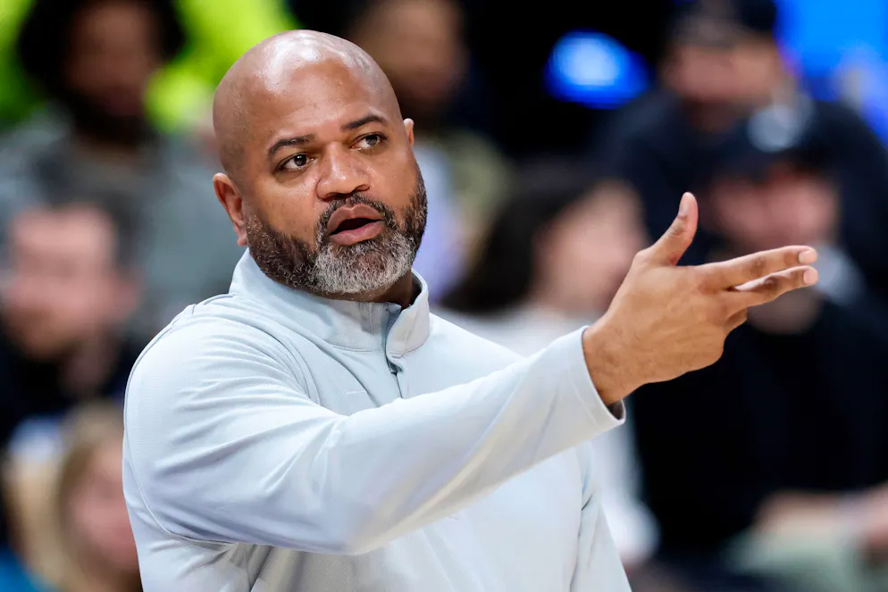 J.B. Bickerstaff a été élu coach de l'année par ses pairs en NBA.