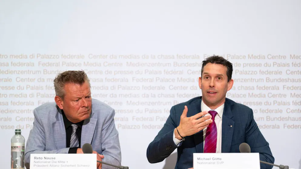 I consiglieri nazionali Reto Nause e Michael Götte, tra gli oratori che si sono espressi oggi in conferenza stampa a favore della modifica di legge.