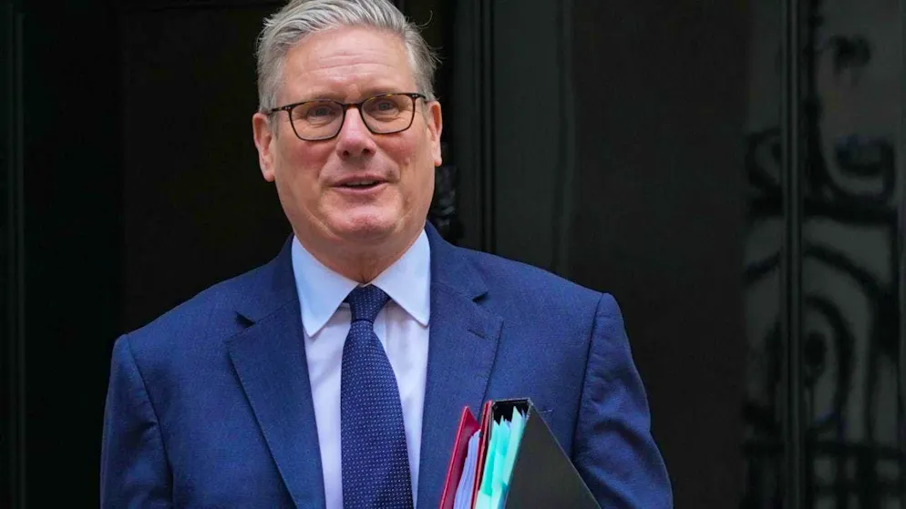 British Prime Minister Keir Starmer leaves 10 Downing Street to attend the weekly Prime Minister's Question Time in Parliament. Photo: Kirsty Wigglesworth/AP/dpa