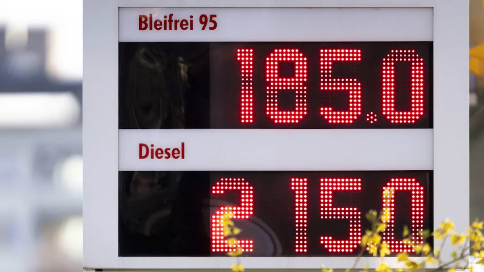 Der Ölpreis steigt und steigt – damit wird auch das Tanken an Tankstellen in der Schweiz teurer.