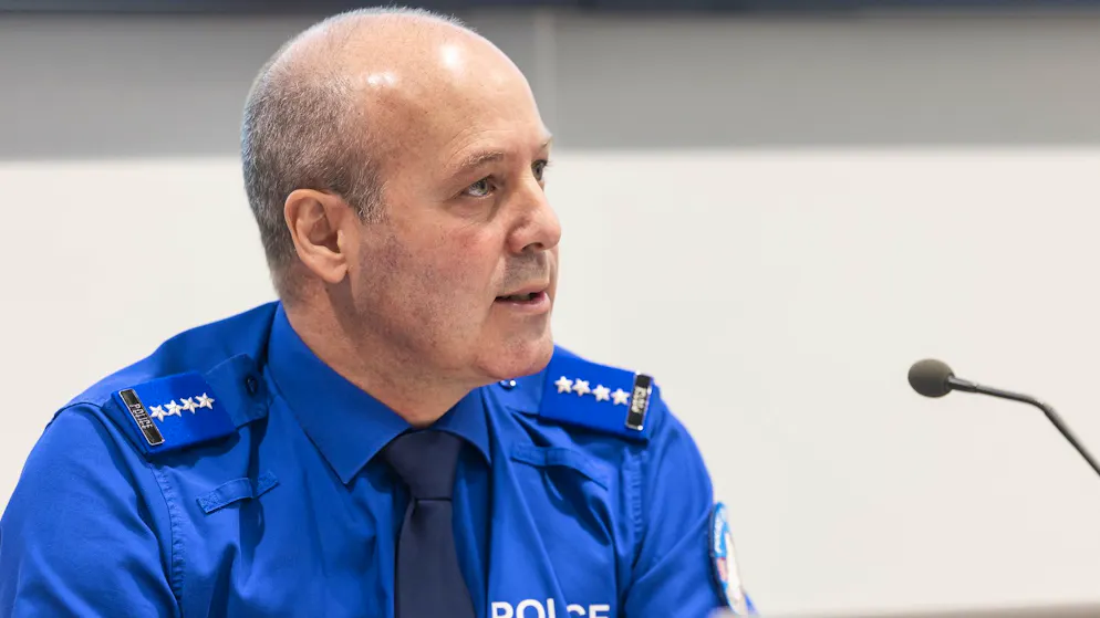 «Tutto sembrava irreale». Tragedia di Crans-Montana: il comandante della polizia cantonale rompe il silenzio