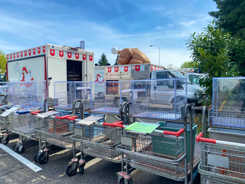 Dier Pionier der mobilen Poulet-Grills ist in Konkurs, seine 18 Grillwagen und viele weitere Betriebsmittel stehen in Bassersdorf zum Verkauf.