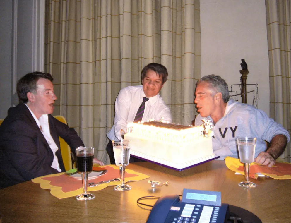 Der frühere britzische Botschafter in den USA, Peter Mandelson (links) und Jeffrey Epstein (rechts) auf einem undatierten Foto, das das US-Justizministerium veröffentlicht hat.