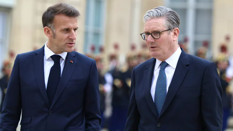 Der britische Premierminister Keir Starmer (r) und der französische Präsident Emmanuel Macron verlassen nach einem multinationalen Koalitionsgipfel im Elysee-Palast. Foto: Tom Nicholson/Pool Getty/AP/dpa