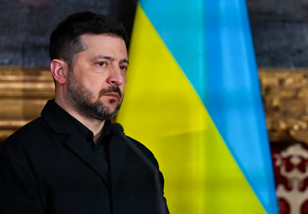 Ein gefälschter TV-Bericht stellt den ukrainischen Präsidenten Wolodymyr Selenskyj als Gemäldedieb dar.