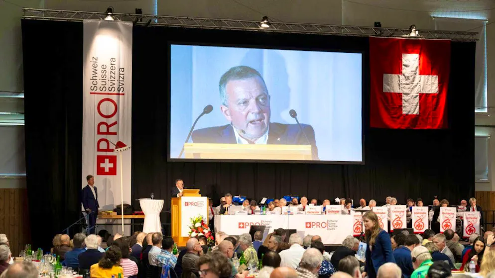 Walter Wobmann, former National Councillor and Vice President of Pro Switzerland, promotes the neutrality initiative at the members' meeting.