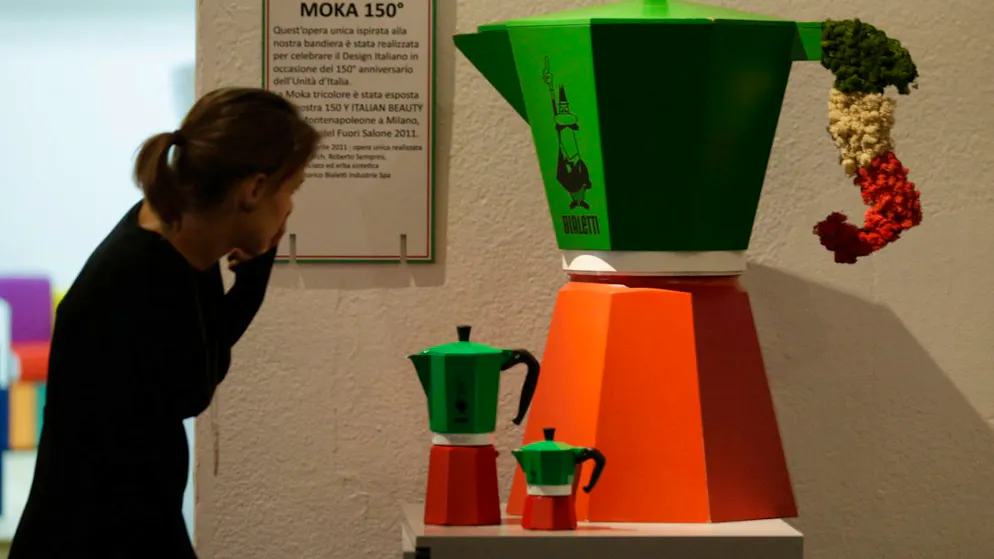 La Moka tricolore creata per l'80mo anniversario della macchinetta. (foto d'archivio)