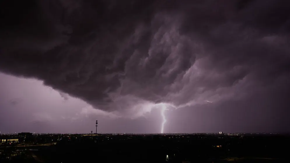 ARCHIV – Blitze zucken in Lenexa, Kansas, während in der Ferne ein Gewitter vorbeizieht. Foto: Charlie Riedel/AP/dpa