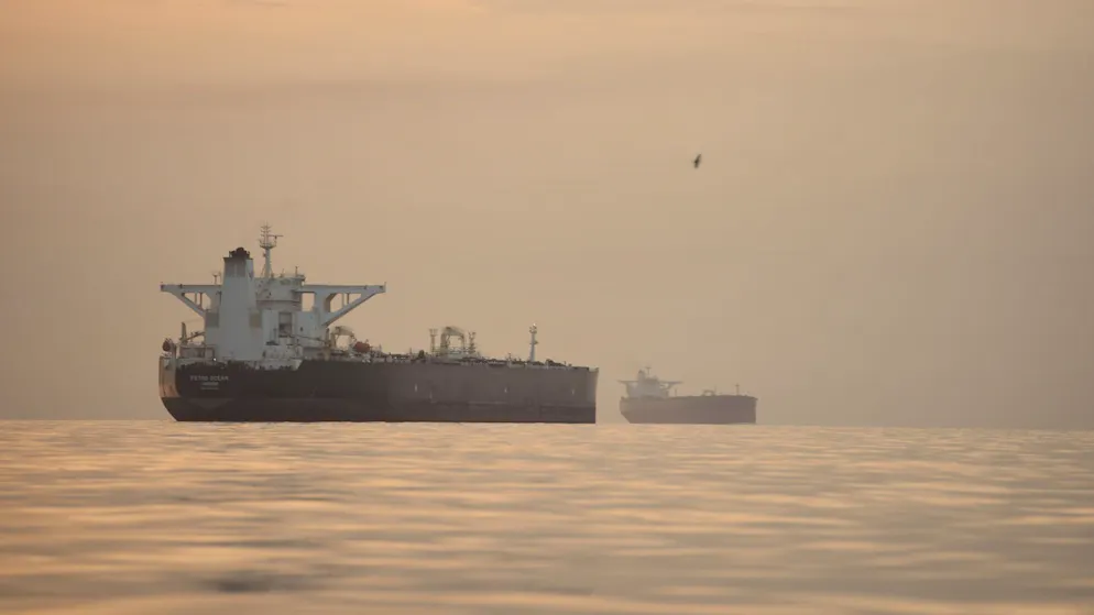 Ecco cos'è successo. Via libera, poi gli spari dell'Iran e la nuova chiusura: è caos nello Stretto di Hormuz