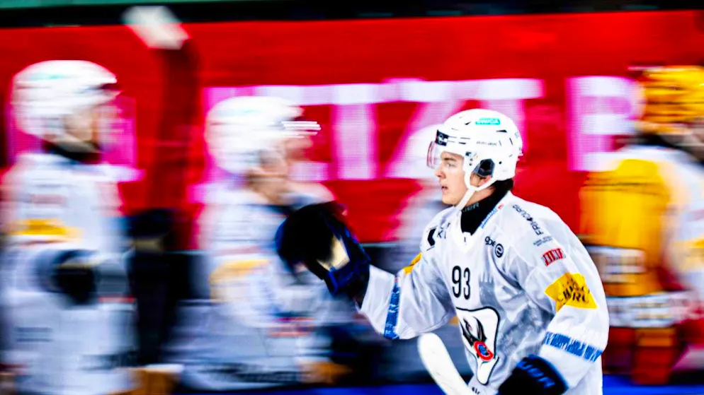 Gottéron and scorer Jan Dorthe, who scores the opening goal, celebrate in Davos on Saturday evening.