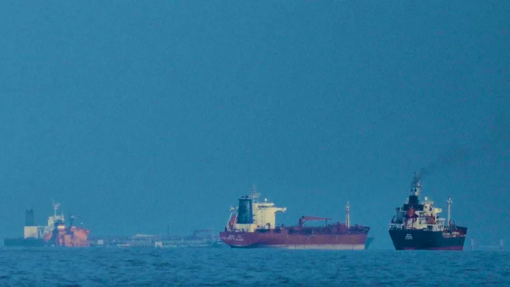 ARCHIVE - Oil tankers and cargo ships line up in the Strait of Hormuz, seen from Khor Fakkan. Photo: Altaf Qadri/AP/dpa