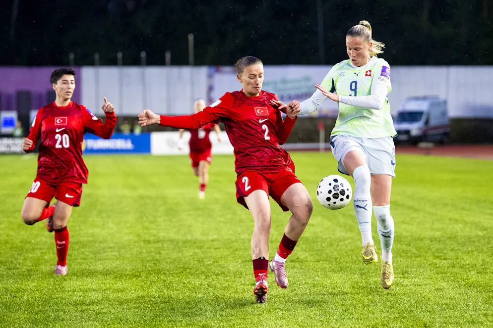 Ana-Maria Crnogorcevic (r.) erzielt den einzigen Schweizer Treffer.