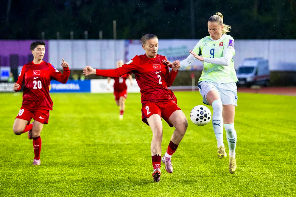 Ana-Maria Crnogorcevic (r.) scores the only Swiss goal.