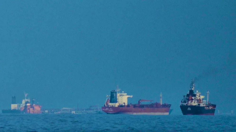 ARCHIVE - Oil tankers and cargo ships line up in the Strait of Hormuz, seen from Khor Fakkan. Photo: Altaf Qadri/AP/dpa