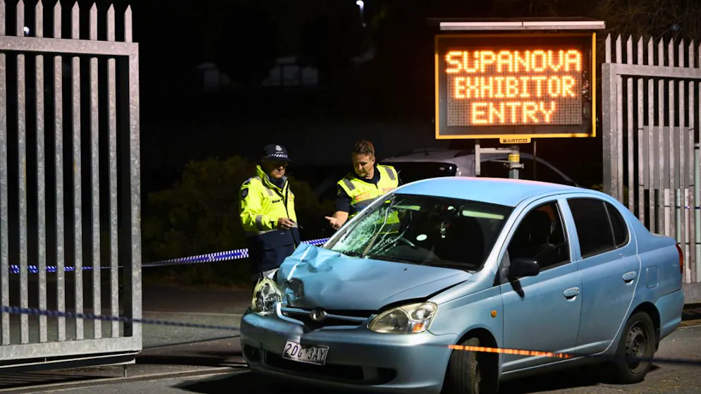 Absperrung in dem Areal in dem ein Auto während der Supanova-Messe auf dem Melbourne Showgrounds zwei Fussgänger anfuhr. Ein Mensch ist tot und ein weiterer schwebt in Lebensgefahr, nachdem ein Auto in der australischen Metropole Melbourne in eine Menschengruppe gefahren sein soll. Foto: Joel Carrett/AAP/dpa