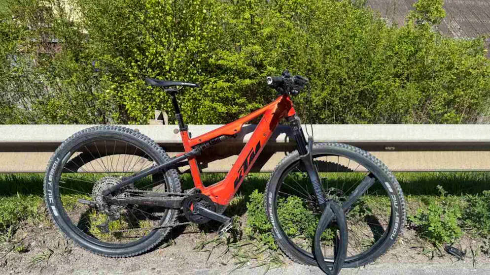 Il ciclista si è procurato lesioni gravi.