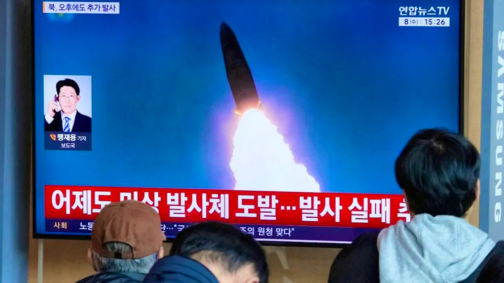 dpatopbilder - A TV screen at Seoul station shows a stock image of a North Korean missile launch during a news broadcast. Photo: Ahn Young-joon/AP/dpa