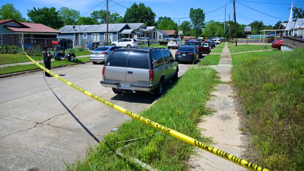 Die Polizei hat mit einem Absperrband den Tatort in Shreveport gesichert. Foto: Jill Pickett/The Times-Picayune/The New Orleans Advocate/AP/dpa – ACHTUNG: Nur zur redaktionellen Verwendung und nur mit vollständiger Nennung des vorstehenden Credits
