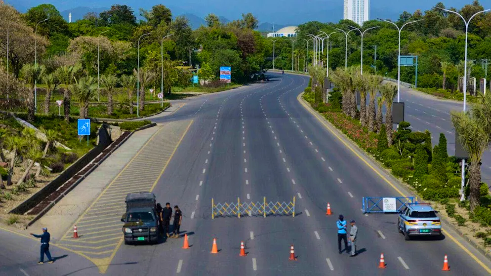 Police officers stand guard at a checkpoint in Islamabad to ensure security ahead of a possible second round of US-Iran talks. Photo: M.A. Sheikh/AP/dpa