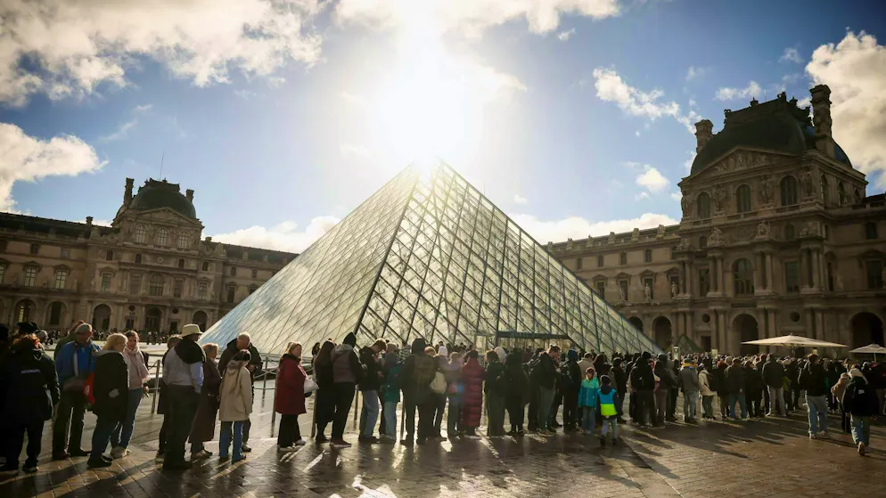 In a cinematic robbery at the Louvre Museum in Paris in October 2025, unknown perpetrators stole jewelry worth 88 million euros. (archive picture)
