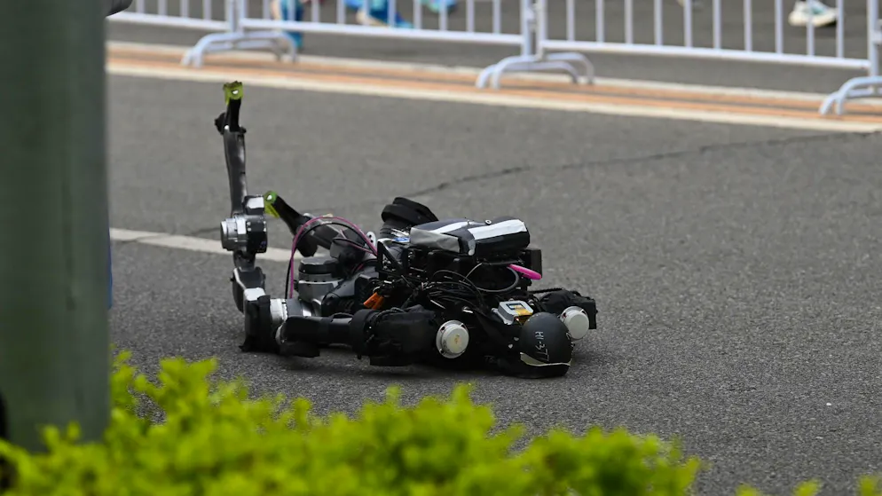 Wettkampf in China. «Blitz»-Roboter laufen Menschen bei Marathon davon