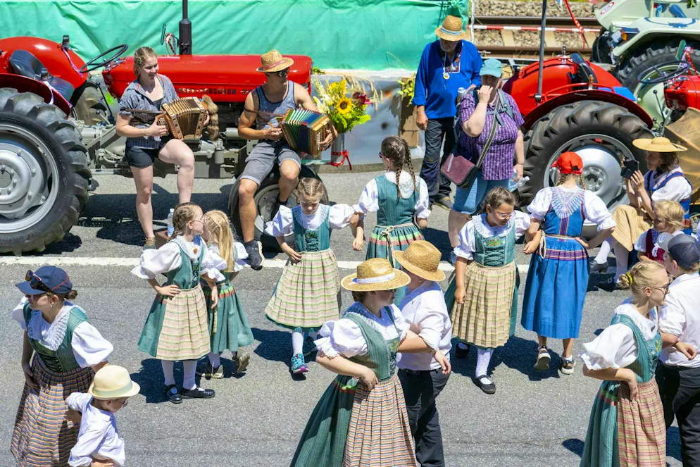 Un groupe en costumes traditionnels lors de la 66e fête des yodleurs de Suisse centrale dans le village de Menznau dans l'arrière-pays lucernois : dans le canton de Fribourg, un homme de 63 ans fait la une des journaux alors qu'il était l'interlocuteur d'un groupe de danse pour enfants d'une association de costumes traditionnels.