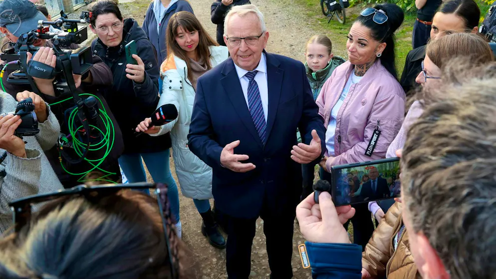 Mecklenburg-Western Pomerania's Environment Minister Till Backhaus (SPD) wants to stay close to the whale during the night to observe it with a night-vision device.