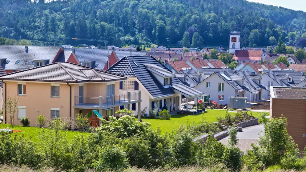 Con ferite da taglio e fratture. Un uomo trovato ferito sul ciglio della strada: ma cosa gli è successo? La polizia brancola nel buio