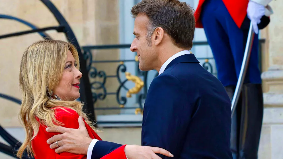 Before the talks at the Élysée Palace on April 17: Emmanuel Macron welcomes Giorgia Meloni to Paris.