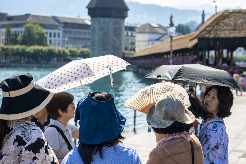 Touristen aus Asien vor der Kapellbrücke in Luzern.