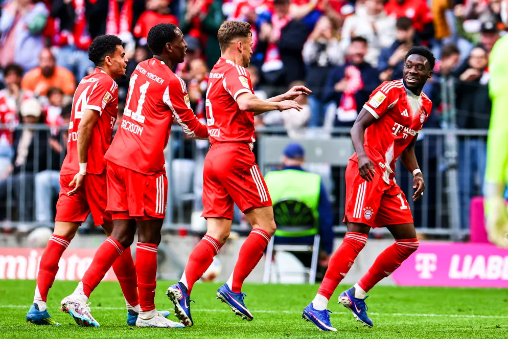 Die Bayern bejubeln das Tor von Alphonso Davies zum zwischenzeitlichen 3:1 gegen Stuttgart.