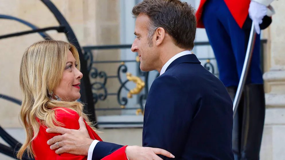 Vor den Gesprächen im Élysée-Palast am 17. April: Emmanuel Macron heisst Giorgia Meloni in Paris willkommen. 
