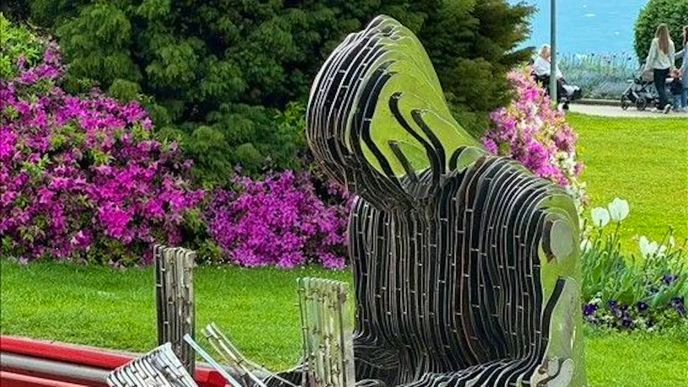 In meno di un anno. La statua di Satoshi Nakamoto a Lugano vandalizzata di nuovo