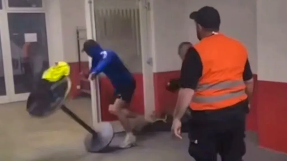 Dopo la sconfitta in Coppa. Caos a Losanna, tifosi del Grasshopper tra saccheggi e assalto al bus: ecco i video