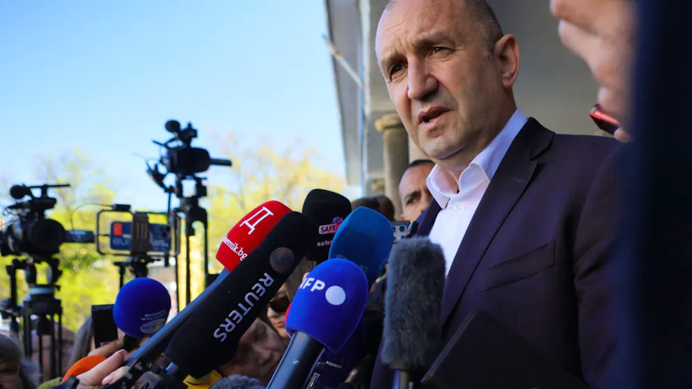Der ehemalige bulgarische Präsident Rumen Radew spricht zu Journalisten, nachdem er seine Stimme in einem Wahllokal während der vorgezogenen Parlamentswahlen abgegeben hat. Die achte Parlamentswahl binnen fünf Jahren war nach Massenprotesten gegen Korruption und nach dem Rücktritt der prowestlichen Koalitionsregierung von Ministerpräsident Rossen Scheljaskow im Dezember 2025 notwendig geworden. Foto: Valentina Petrova/AP/dpa