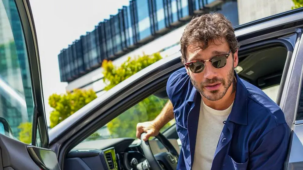 I dettagli. Vandalizzata l'auto di Stefano De Martino a Milano: «Scritta una parola molto volgare»