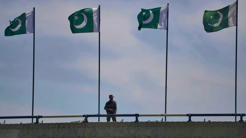 A soldier on a bridge in Islamabad, Pakistan. Photo: M. A. Sheikh/AP/dpa
