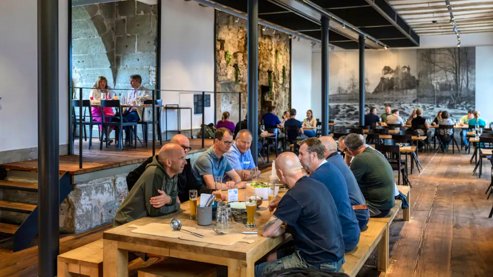 L'uscita al ristorante rimane un cardine della convivialità elvetica.
