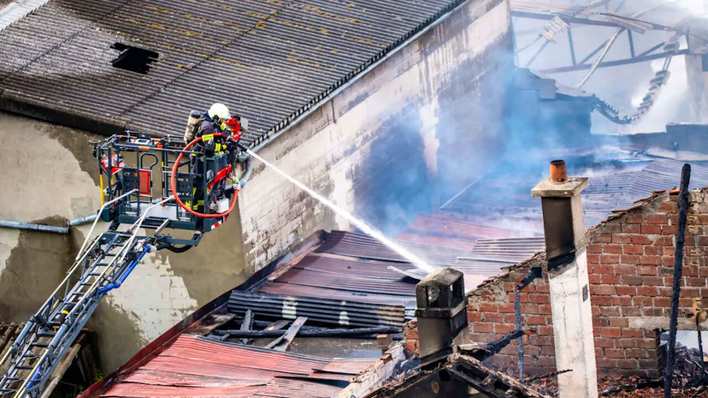 Lagerhallen und Wohnhaus in Saxon VS durch Brand zerstört – Gallery. Beim Brand in Saxon wurden Lagerhallen und ein Wohnhaus zerstört.