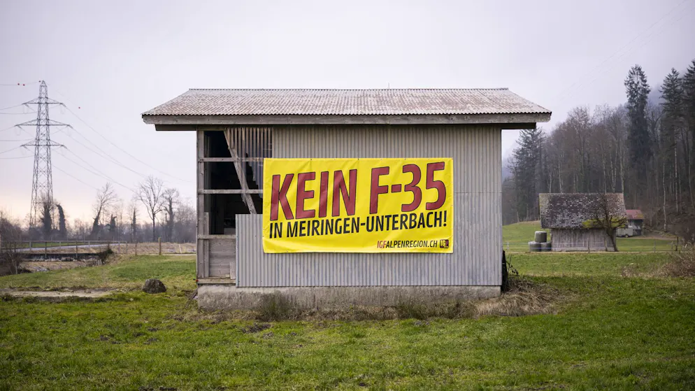 Seit Monaten hängen im Raum Meiringen Plakate mit der Aufschrift «Kein F-35 in Meiringen-Unterbach». Sie wurden aufgehängt von der Vereinigung IGF Alpenregion.