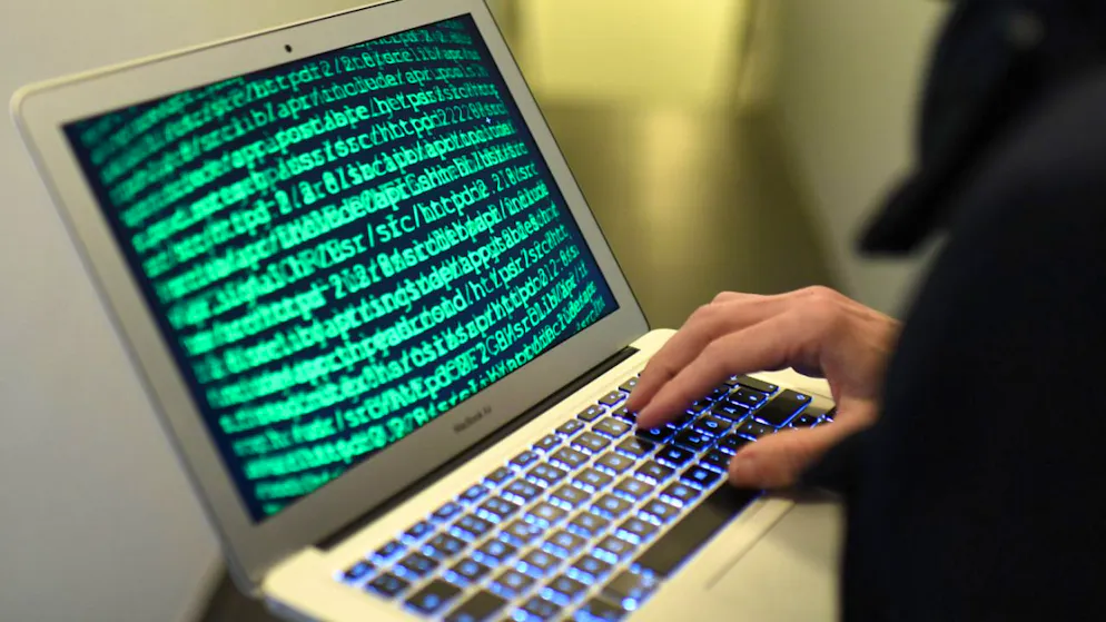 Schweizerinnen und Schweizer sorgen sich zunehmend vor Cyberbetrug. Das hat vor allem auch mit der Entwicklung von Künstlicher Intelligenz zu tun.(Symbolbild)