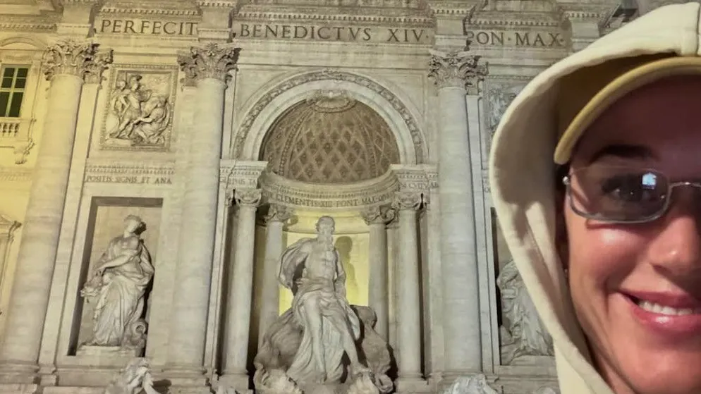 Une star à Rome. Là où les gens lancent une piécette, Katy Perry jette sa carte de crédit !