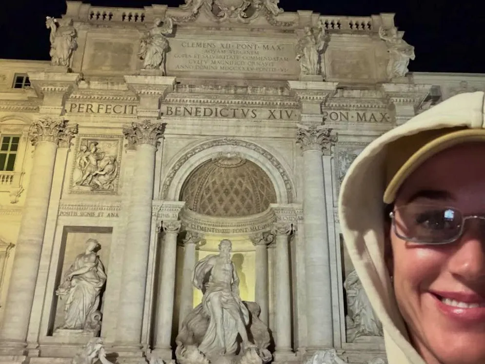 Katy Perry a jeté sa carte de crédit dans la fontaine de Trevi lors d'un voyage à Rome, en Italie, ce week-end.