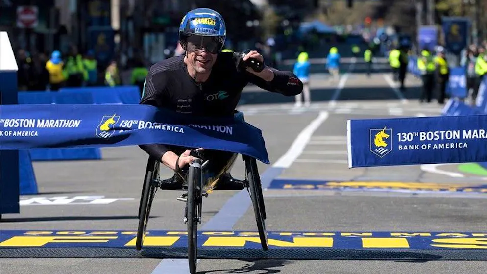 È il suo nono successo. L'elvetico Marcel Hug domina ancora la maratona di Boston