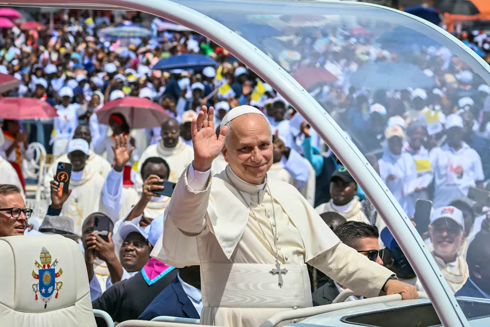 Le pape Léon XIV a regretté lundi que «les désirs de beaucoup» soient «exploités par les tyrans», lors d'un déplacement dans l'est de l'Angola. C'est le troisième jour de sa visite dans ce pays d'Afrique australe, en proie à de profondes inégalités malgré l'abondance de ses ressources naturelles.