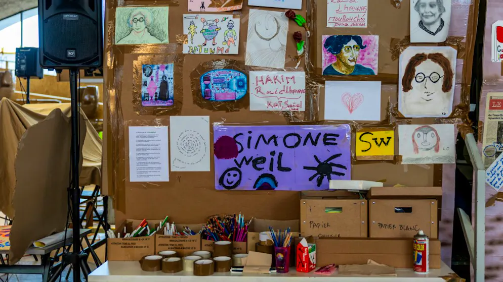 Hirschhorn bâtit avec les Genevois un monument dédié à Simone Weil – Gallery. Le parcours de philosophe française Simone Weil, qui a disparu à l'âge de 34 ans, est une source d'inspiration pour l'artiste bernois Thomas Hirschhorn.