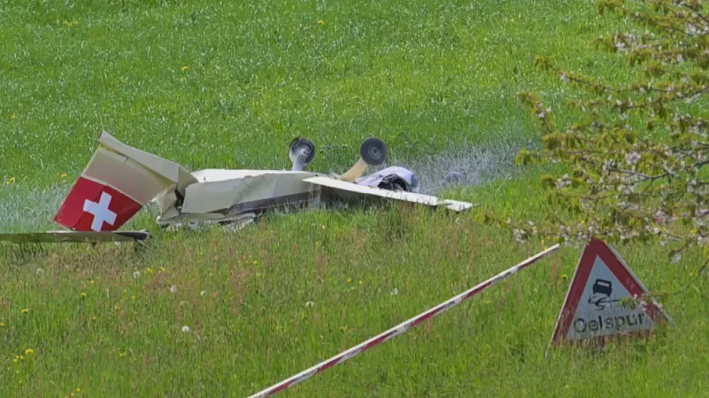 Picture shows wreckage. Pilot dies in plane crash in the canton of Bern